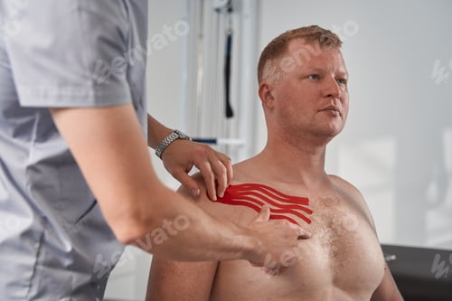 Preview: Portrait of caucasian man therapy with injured shoulder portrait