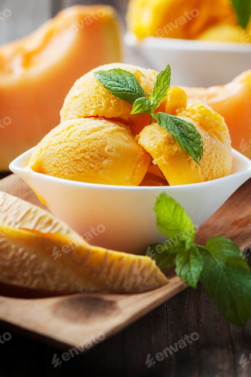 Preview: Fresh ice-cream with melon and mint