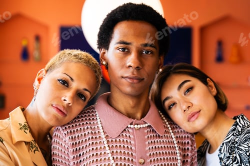 Aperçu: Group of friends bonding at home, LGBTQ and diversity concepts