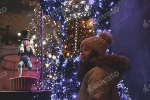 Preview: Teenage girl at the Christmas shop window