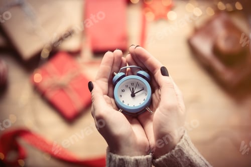Preview: hands holding clock