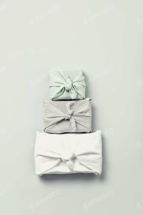 Preview: reusable sustainable gift wrapping in linen fabric. Furoshiki gifts. zero waste concept flat lay