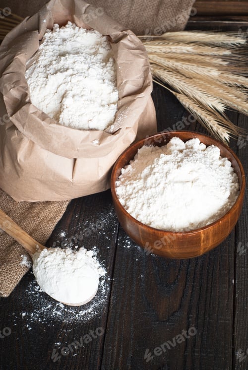 Preview: Flour in a wooden bowl