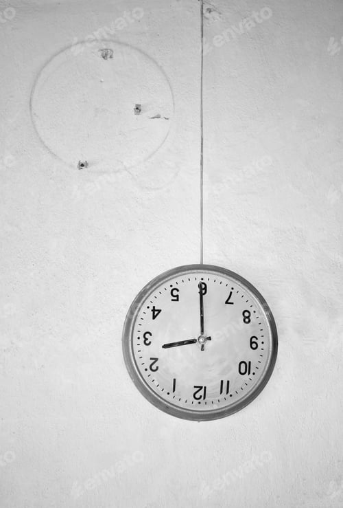 Preview: Broken wall clock