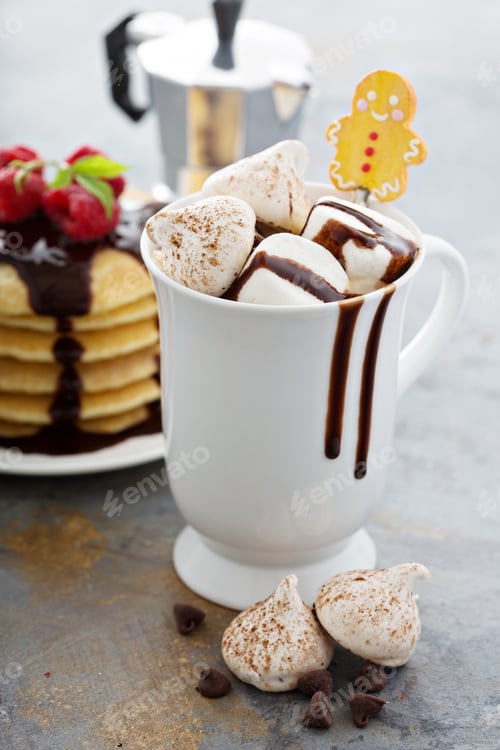 Preview: Hot chocolate with marshmallows and little meringues