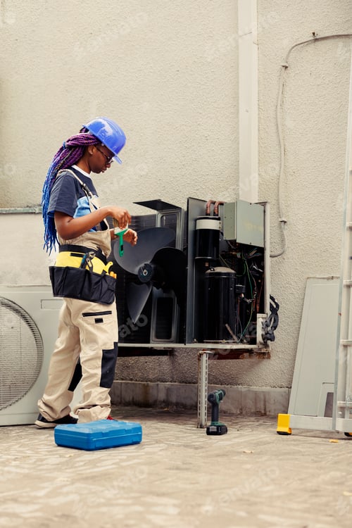 Preview: Worker cleaning air conditioner dust