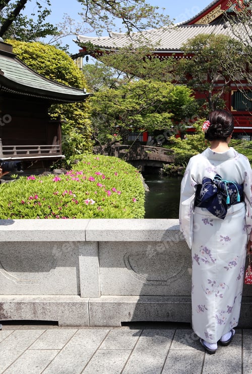 Preview: Girl in traditional kimono