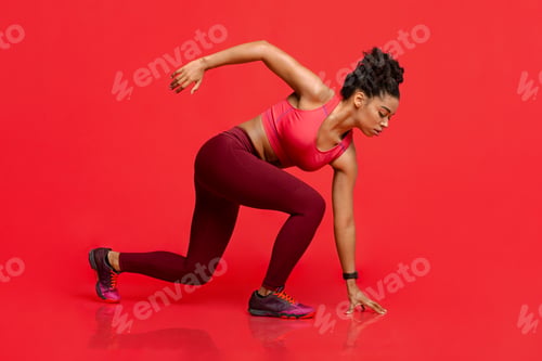 Preview: Athletic woman in steady pose, running concept