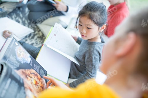 Preview: Pupils reading together in school
