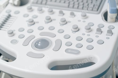 Vista previa: primer plano en un consultorio ginecológico con control remoto para el examen por ultrasonido de los pacientes