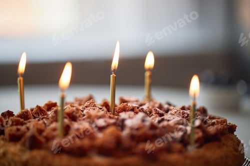 Visualização: Vista aproximada do bolo de aniversário com velas acesas comemorando uma ocasião especial