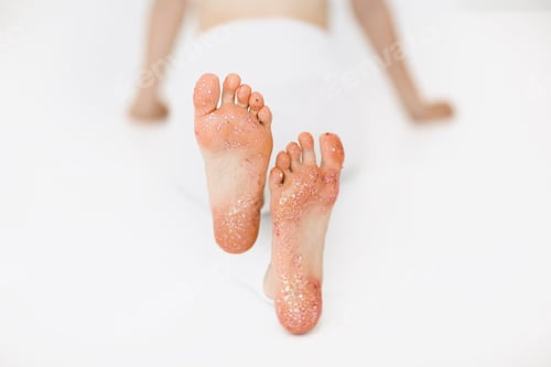 Preview: Glittering feet of anonymous woman