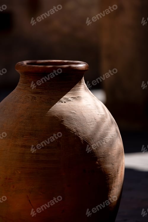Preview: Ceramic clay pot, part of UAE heritage