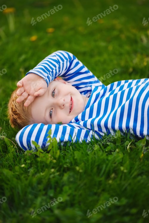 niño pequeño acostado en la hierba