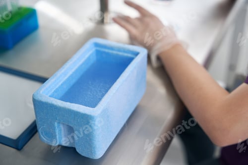 Preview: Laboratory employee works with biomaterial for immersion in liquid nitrogen
