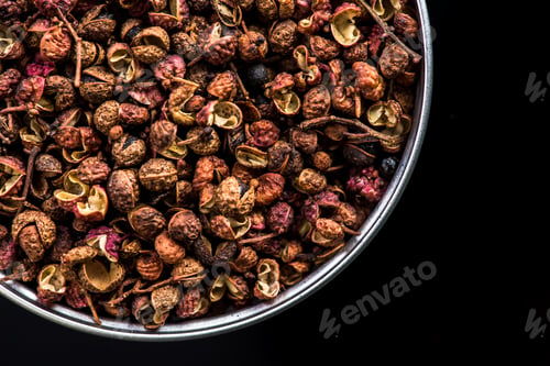 Preview: Sichuan pepper on pot on dark background