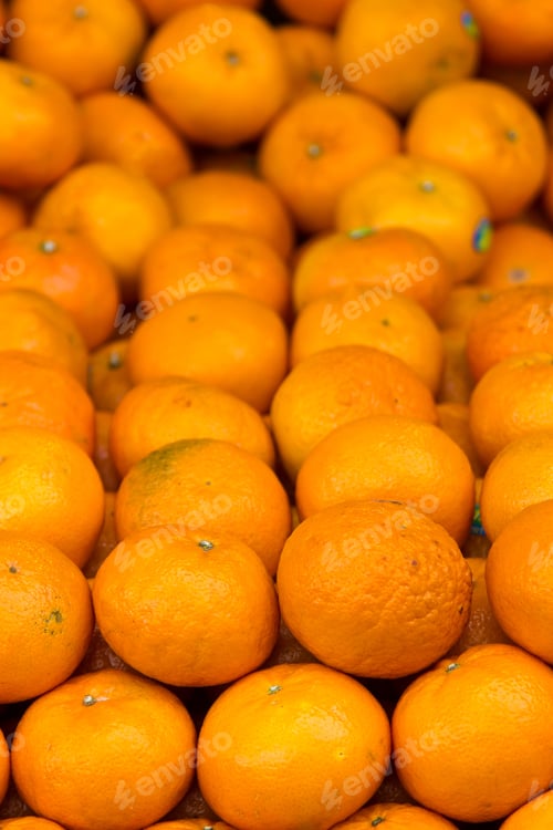 Preview: fresh oranges on market
