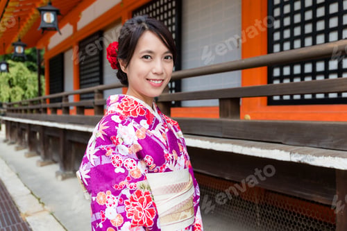 Preview: Woman with kimono dress at traditional temple