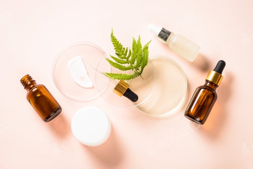 Preview: Glass petri dish with cosmetic products and green plants