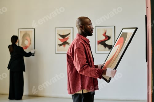 Preview: Observing Abstract Art in Modern Gallery Setting