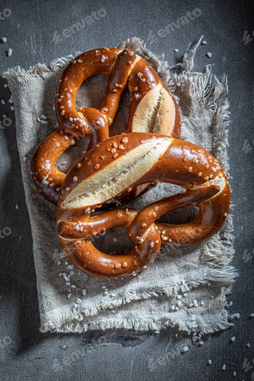 Preview: Homemade and crispy pretzels as a salty snack.
