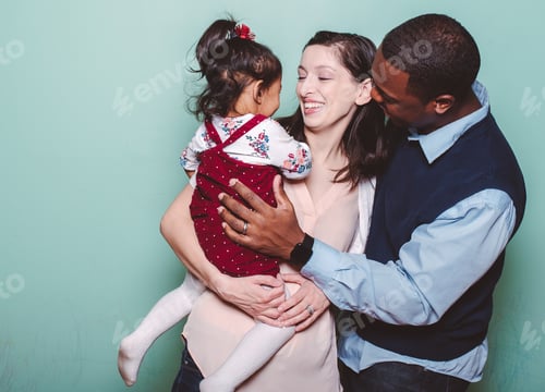 Visualização: Família diversificada de três pessoas de raça mista se divertindo juntos