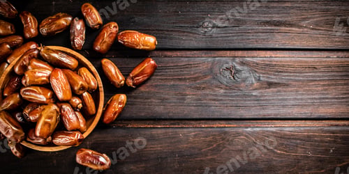 Preview: Ripe dates on a plate.
