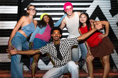 Preview: Multiethnic group of young friends having fun on the stretts in the night