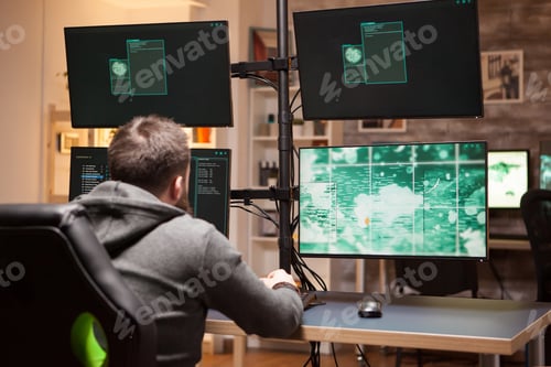 Vista previa: Vista posterior de un hombre caucásico robando datos personales