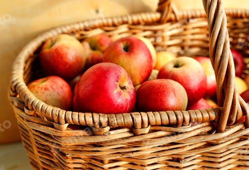 Preview: Close-up of bright tasty apples in a basket