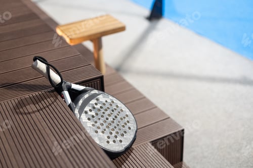 Preview: Paddle tennis: Paddel racket and ball in front of an outdoor court