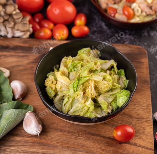Preview: Stir the white cabbage with oyster sauce on a black plate.