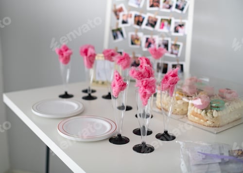 Preview: Decorated table with drinks and snacks.