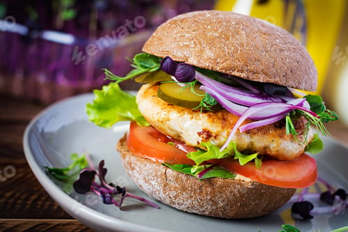 Preview: Sandwich with chicken burger, tomatoes, pickled cucumber and red onion