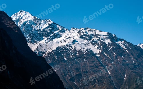 Vorschau: schneebedeckte Bergkette in Gorkha