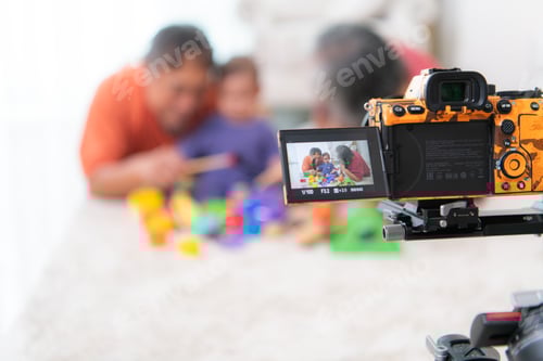 Preview: Live on social media, Grandparents and their little grandchild play happily