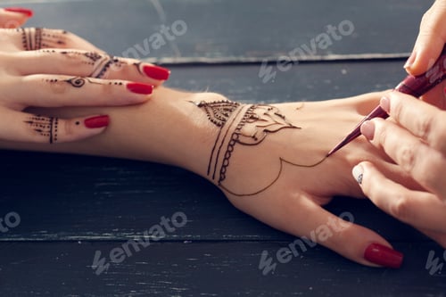Preview: Process of applying mehndi on female hands