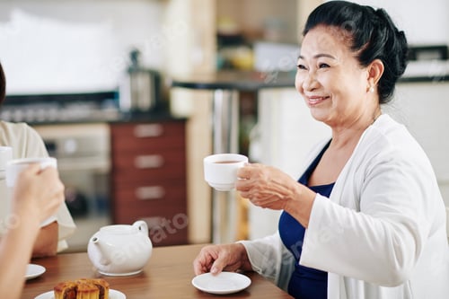 Preview: Senior woman drinking hot tea