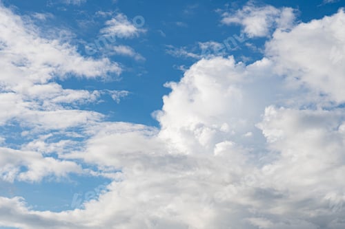 Vorschau: Blauer Himmel mit vereinzelten weißen Wolken