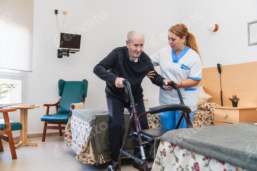 Vorschau: Krankenschwester hilft älteren Mann im Pflegeheim