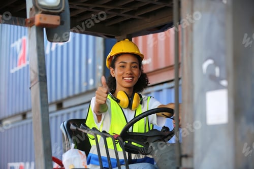 Preview: industry worker control loading containers in the container terminal