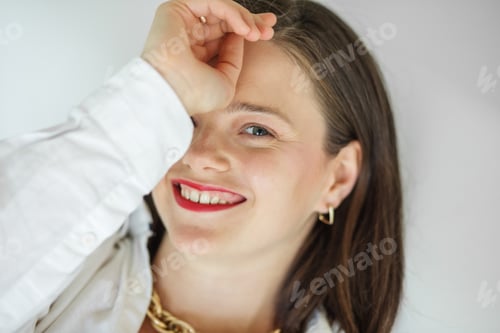 Vista previa: Mujer con lápiz labial rojo. Bonita sonrisa. Chica con blusa blanca
.