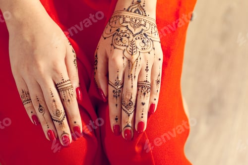 Preview: Red manicured hands with Mehndi