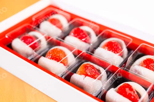 Preview: Fresh strawberry and red bean paste of strawberry mochi