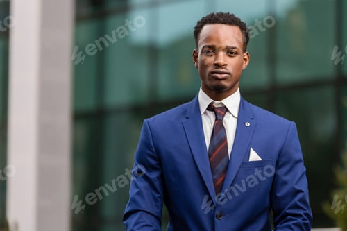 Vista previa: Outdoor standing portrait of a black African American business m