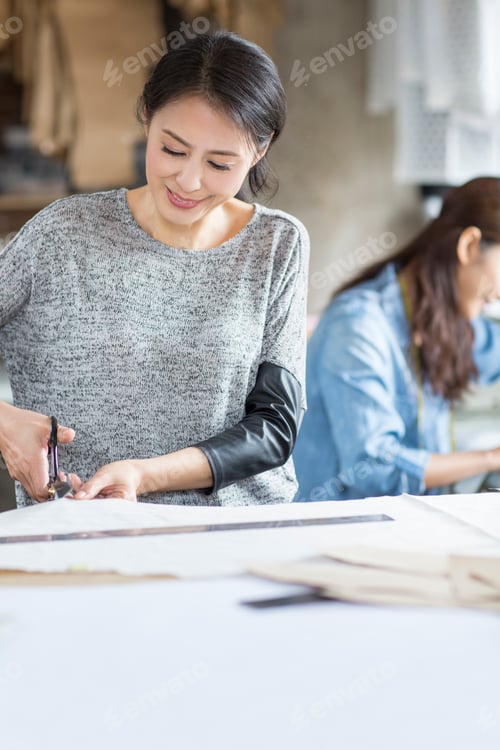 Preview: Fashion designers working in studio