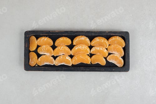 Preview: Juicy tangerine segments on black plate