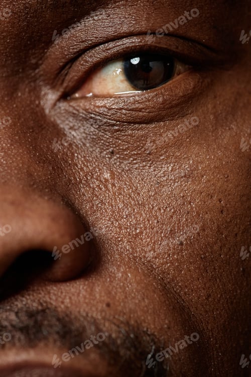 Preview: Brown eye looking at camera close up