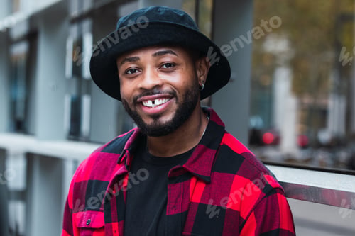Preview: Cheerful black man in stylish outfit on street