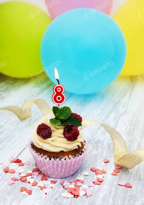 Preview: Cupcake with a numeral eight candle